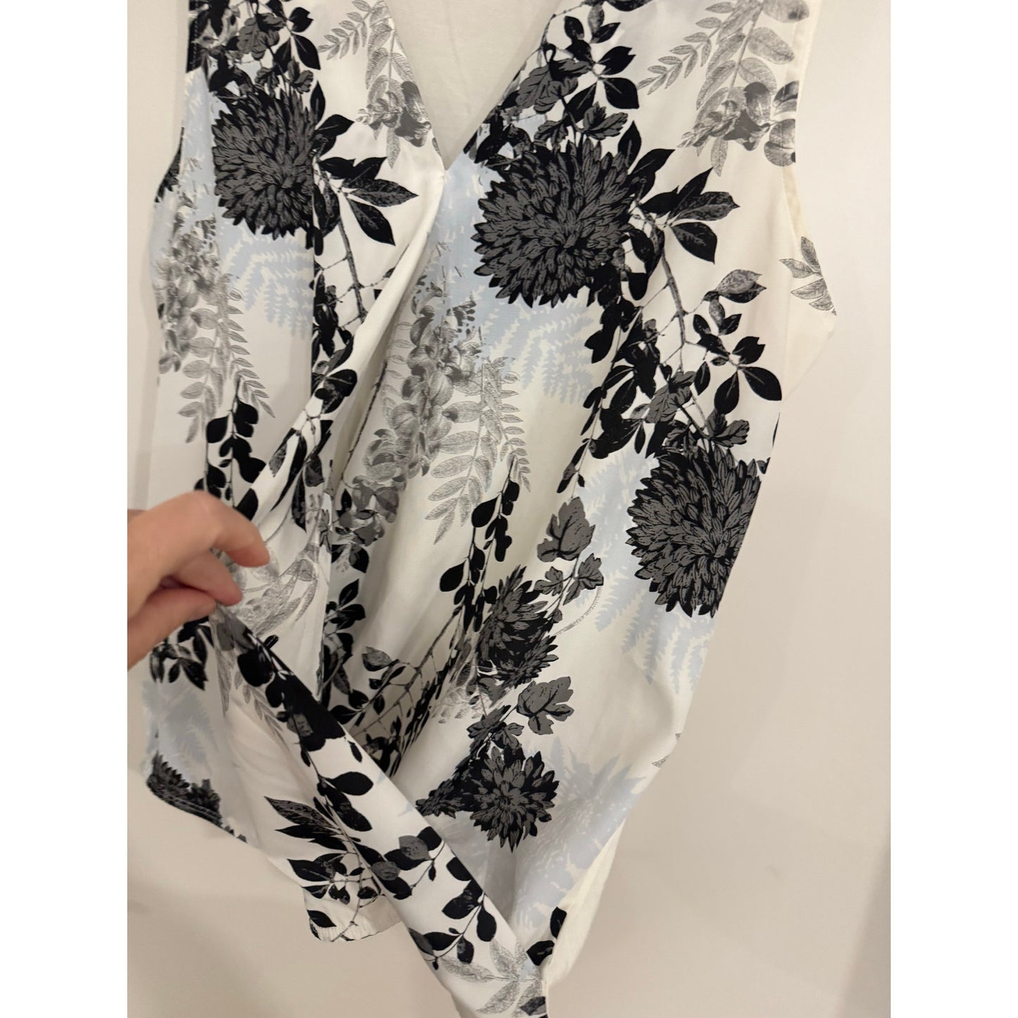 Ann Taylor Sleeveless Floral Drape Top – Size Large
