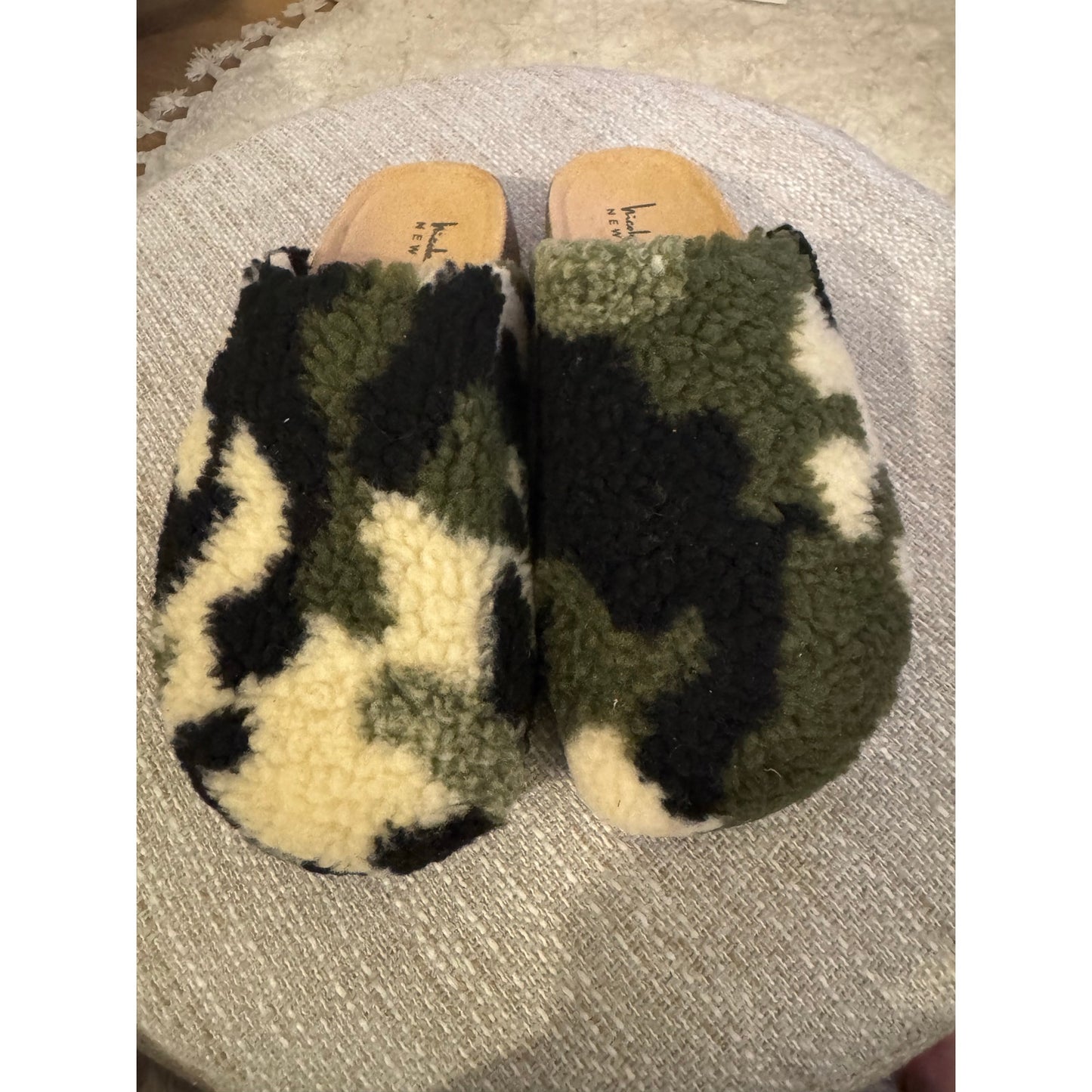 Nicole Miller Faux Fur Bondy Slippers – Green Camo | Women’s Size 6 | NEW