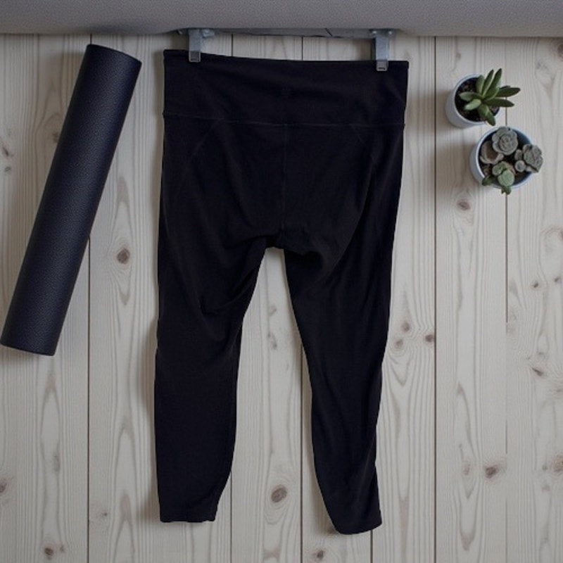 Athleta Salutation 7/8 Leggings | Black | Size Large | Excellent Condition