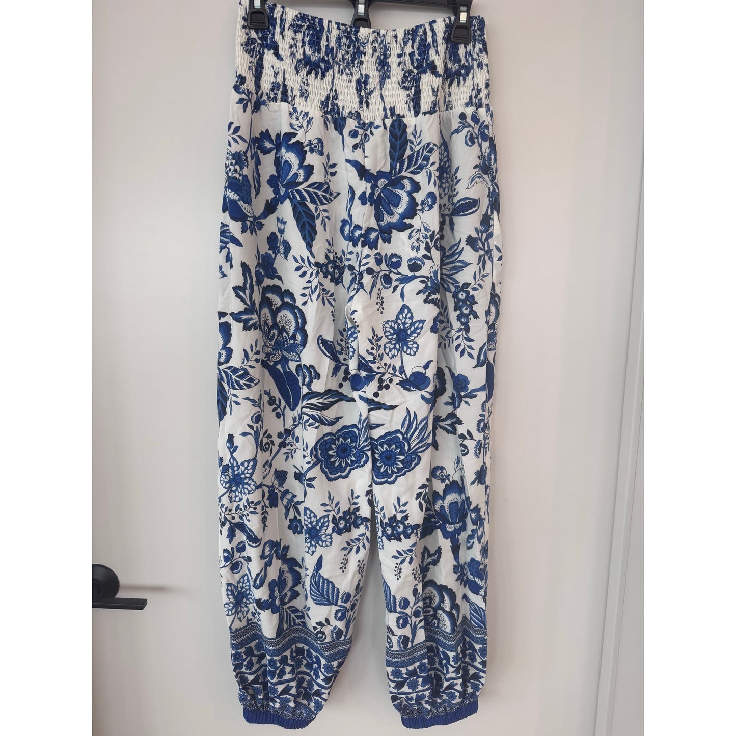 Cupshe Blue & White Floral Smocked Waist Tapered Pants | Medium | NEW