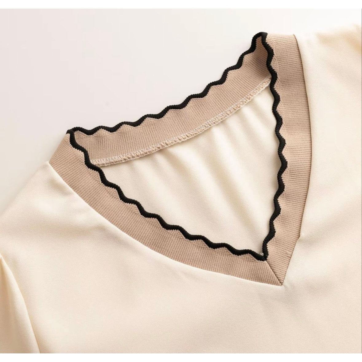 Inspiration Comes AB Women Scallop Trim Contrast Blouse Top Beige Large NEW